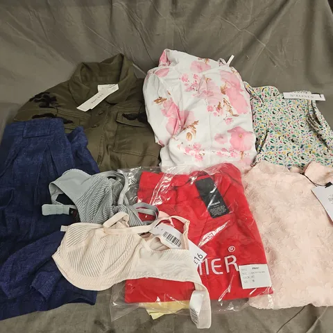 BOX OF APPROXIMATELY 20 ASSORTED CLOTHING ITEMS TO INCLUDE DRESS, SHORTS, CARDIGAN, ETC