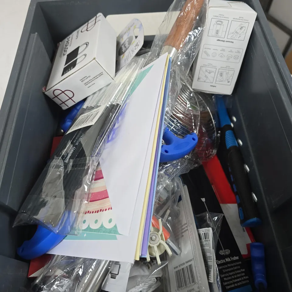 APPROXIMATELY 15 ASSORTED HOUSEHOLD PRODUCTS TO INCLUDE COMBINATION PADLOCK, FAST OUT STAIN REMOVER AND A WATER COLOUR PAINT SET