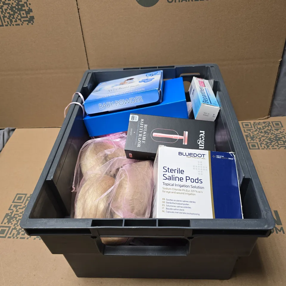 TOTE OF APPROXIMATELY 15 ASSORTED COSMETIC ITEMS TO INCLUDE SCENTED WAX MELTS, BEPANTHEN, SAFETY RAZOR, STERLIE SALINE PODS ETC