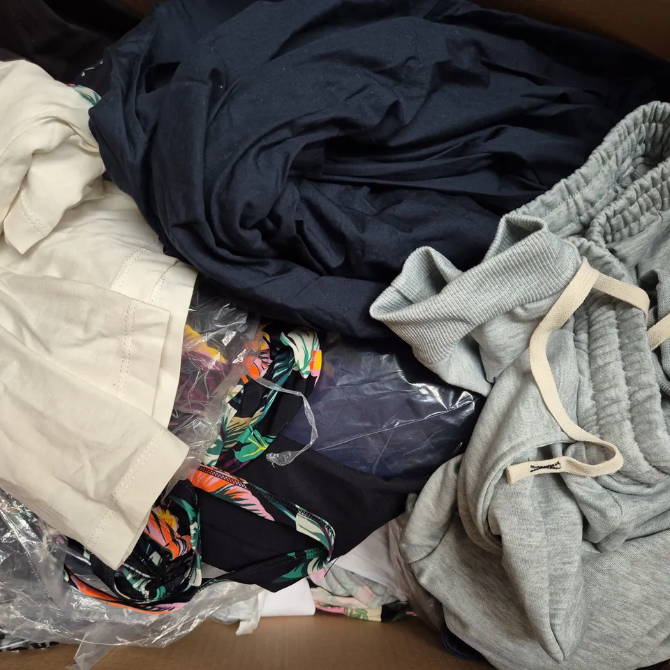 BOX OF APPROXIMATELY 20 ASSORTED CLOTHING AND FASHION ITEMS IN VARIOUS STYLES, SIZES, AND COLOURS - COLLECTION ONLY