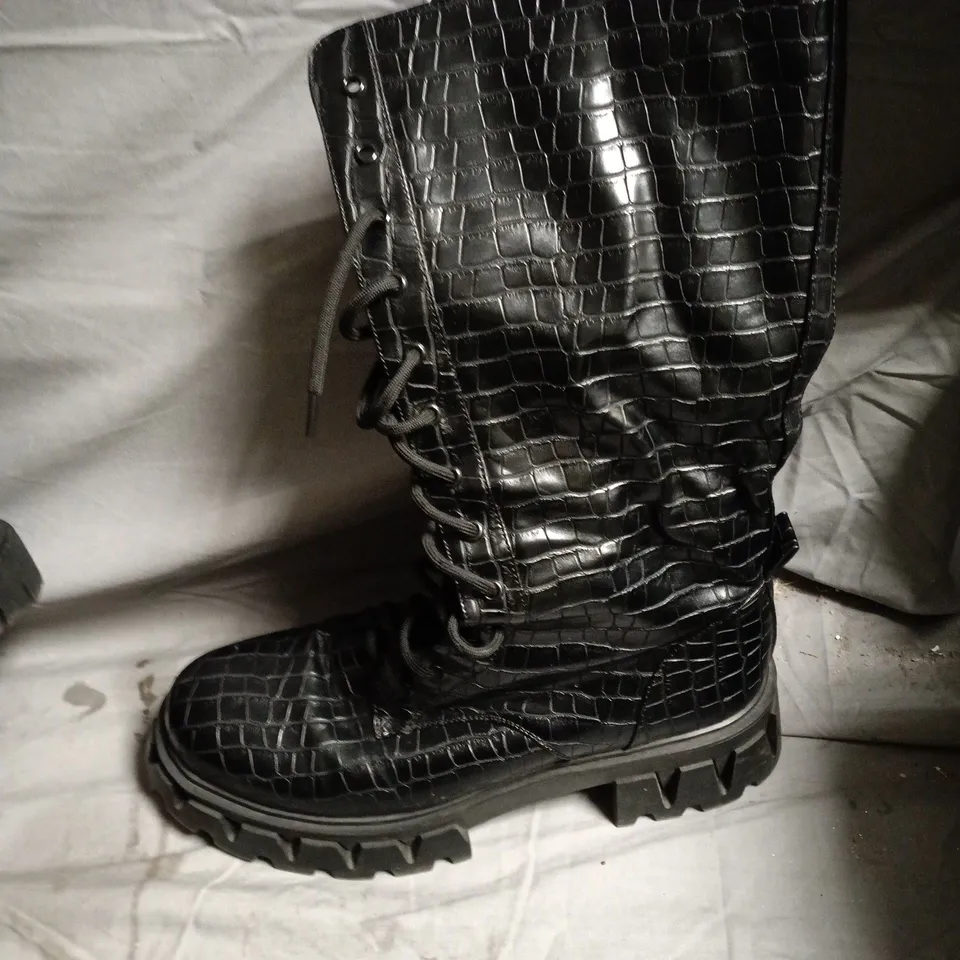 KOI BLACK CROCODILE-EMBOSSED KNEE-HIGH LACE-UP BOOTS WITH CHUNKY LUG SOLE - UK SIZE 9 