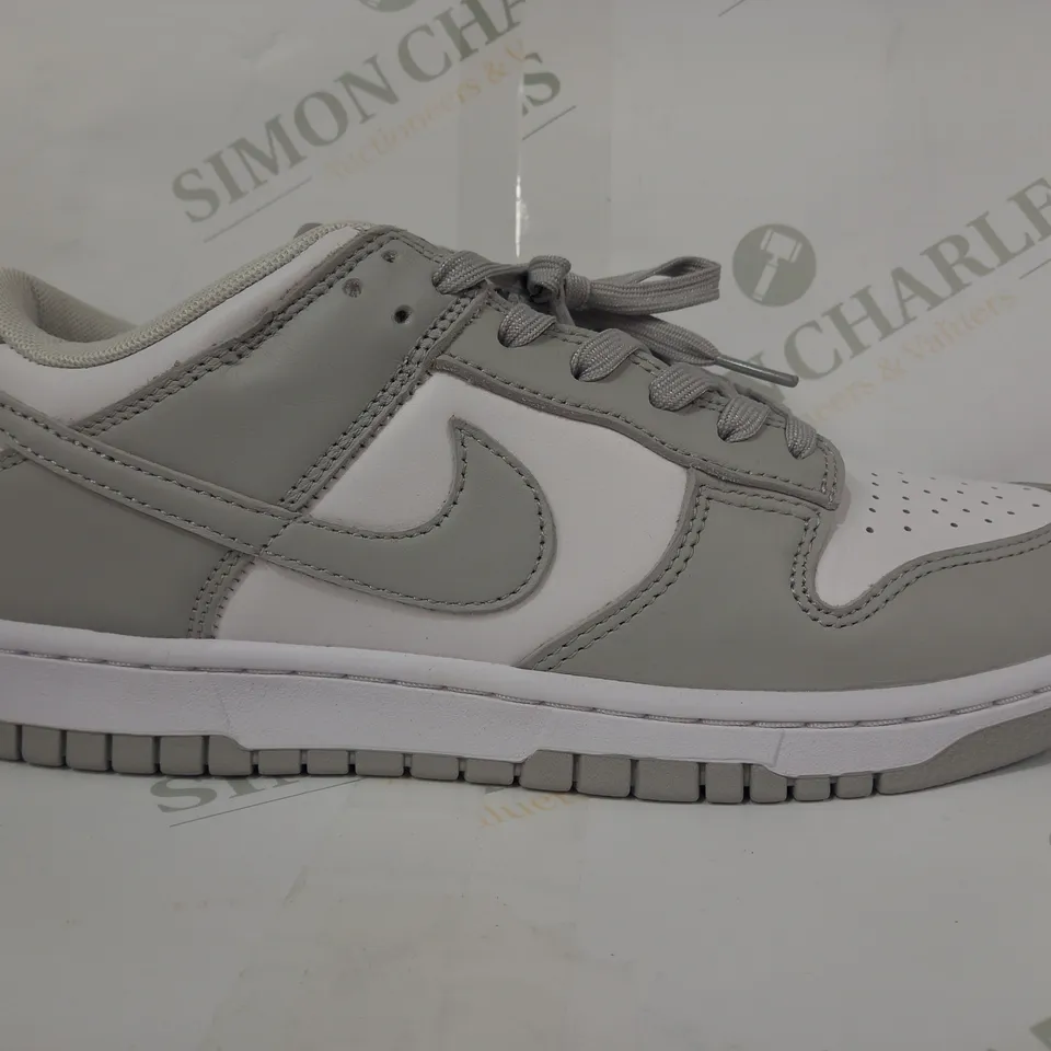 BOXED PAIR OF NIKE DUNK LOW TRAINERS IN WHITE/GREY UK SIZE 8