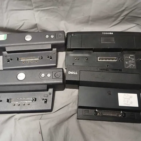 LOT OF 4 ASSORTED LAPTOP DOCKING STATIONS TO INCLUDE - DELL - TOSHIBA