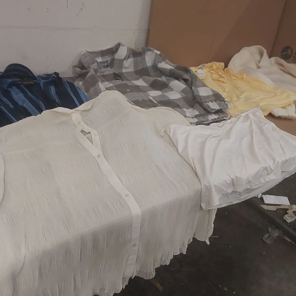 PALLET CONTAINING APPROXIMATELY 850x BRAND NEW ASSORTED DESIGNER CLOTHING ITEMS