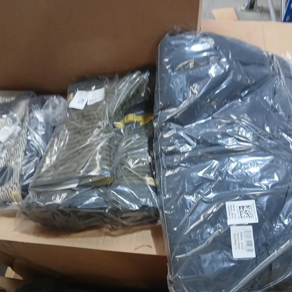 APPROXIMATELY 6 ITEMS OF ASSORTED BRAND NEW REGATTA CLOTHING AND ACCESSORIES