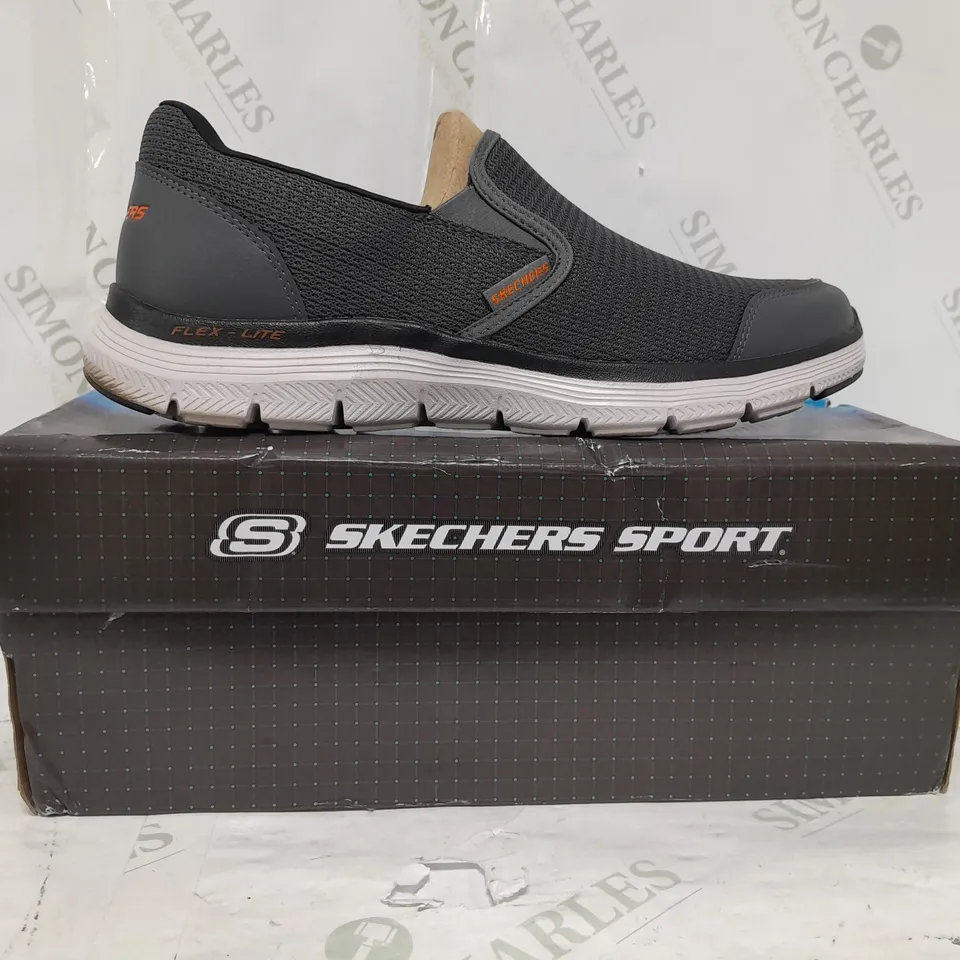 BOXED PAIR OF SKETCHER FLEX ADVANCED TRAINERS IN BLACK MENS SIZE 8