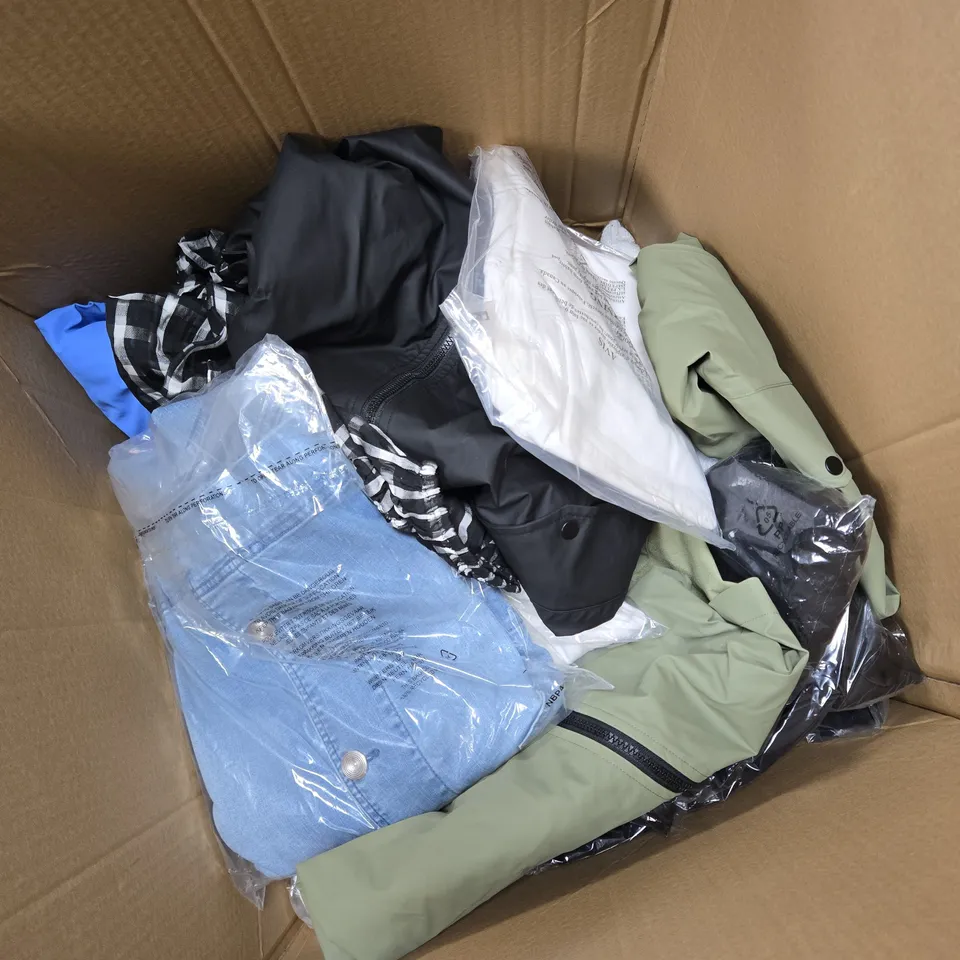 APPROXIMATELY 12 ASSORTED CLOTHING ITEMS IN VARIOUS SIZES, COLOURS & STYLES TO INCLUDE BRANDS SUCH AS KIM & CO, WYNNEDENIM, MASAI, ETC