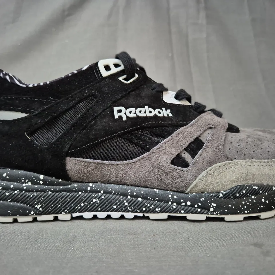 BOXED PAIR OF REEBOK VENTILATOR AFFILIATES SHOES IN BLACK/GREY UK SIZE 9