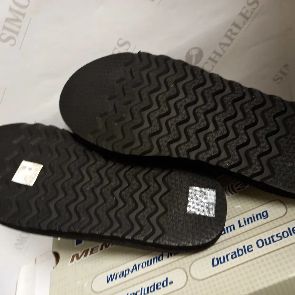SKECHERS MEN'S RENTEN PALCO SLIPPERS SIZE 9