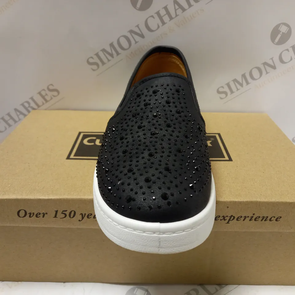 BOXED CUSHION WALK DIAMAND TRAINERS, BLACK - SIZE 4