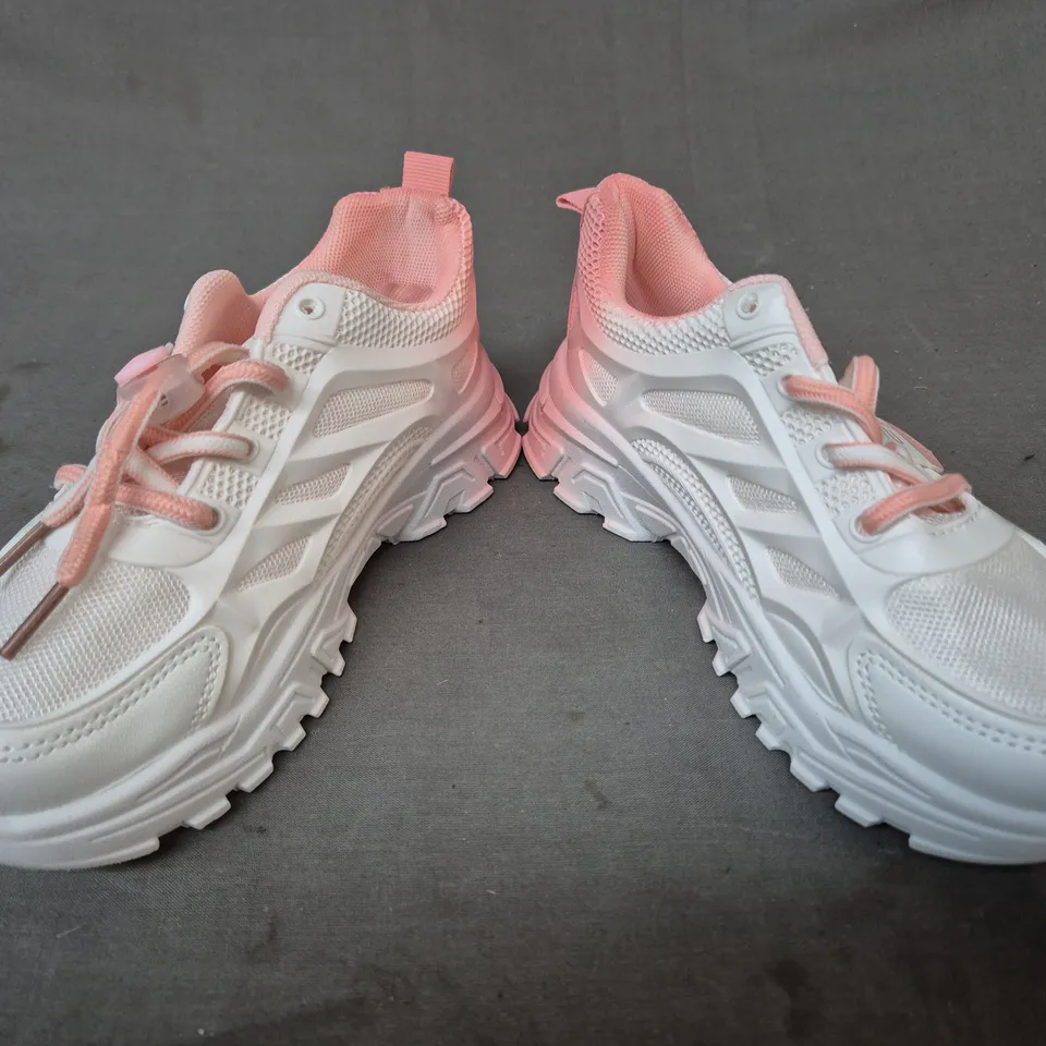 BOXED PAIR OF UNBRANDED KID'S SHOES IN WHITE/PINK SIZE EU 33