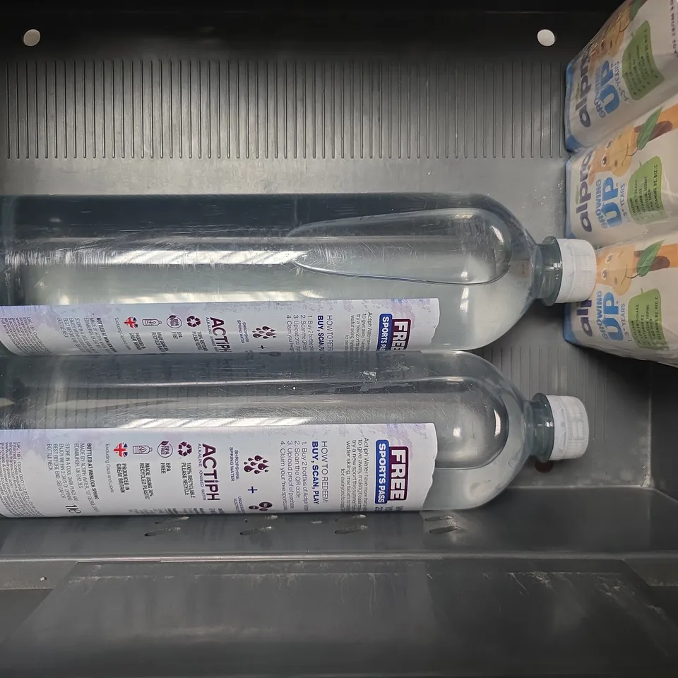 APPROXIMATELY 7 ASSORTED DRINK ITEMS TO INCLUDE - ACTIPH WATER , ALPRO GROWING UP , JINJA HERBAL EXTRACT ETC