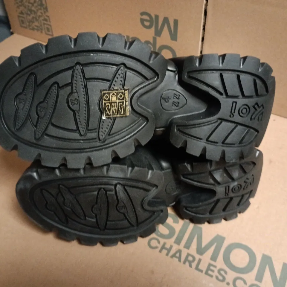 BOXED KOI TWILGHT SAGA VAMPIRE SKIN PLATFORM GLITTERING BOOTS – SILVER, UK4