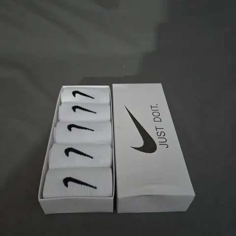 BOXED NIKE CREW SOCKS - X5 - WHITE