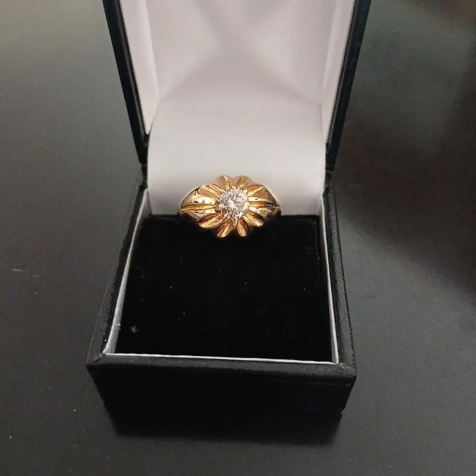 18CT YELLOW GOLD GENTS RING SET WITH A NATURAL DIAMOND
