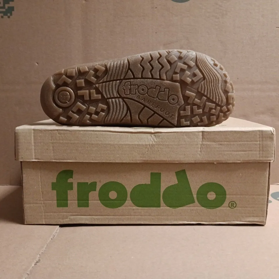 BOXED PAIR OF FRODDO KIDS VELCRO STRAP SHOES IN SHINY PINK SIZE EU 31