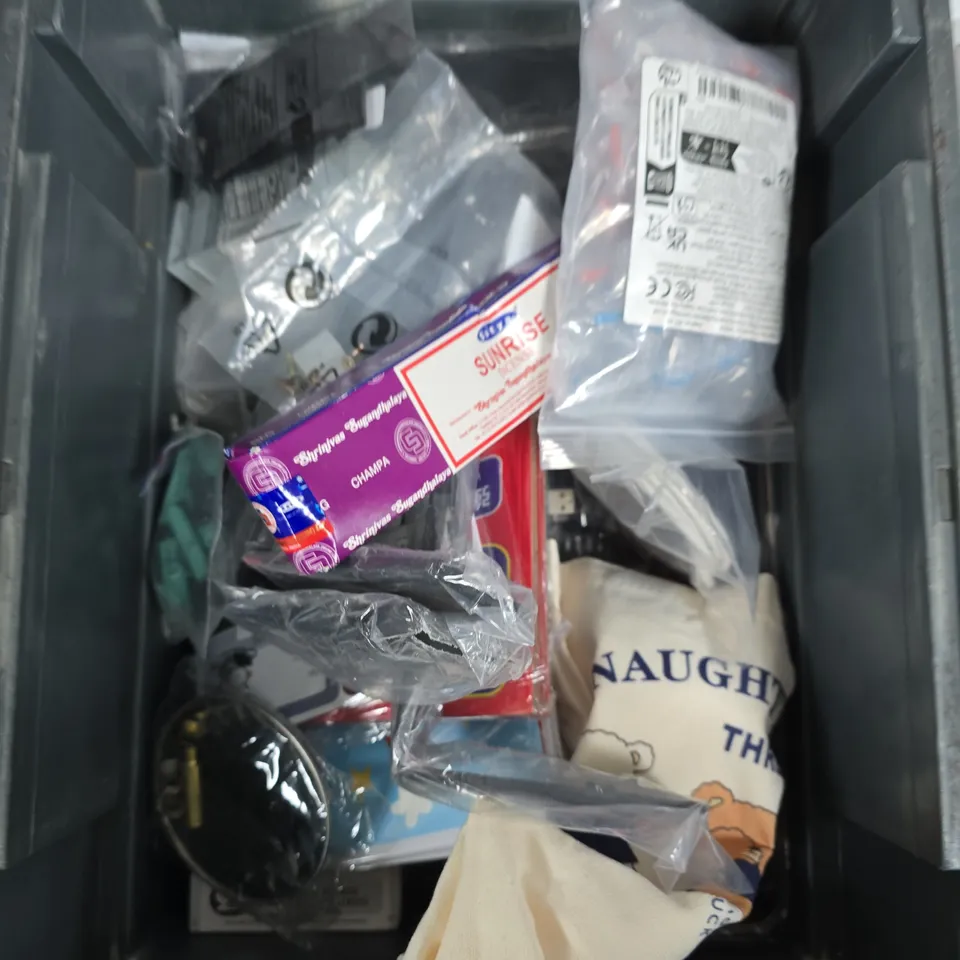 BOX OF APPROXIMATELY 20 HOUSEHOLD ITEMS INCLUDING: FOOT MASSAGER, LUXURY PEN AND FIRESIDE CANDLE