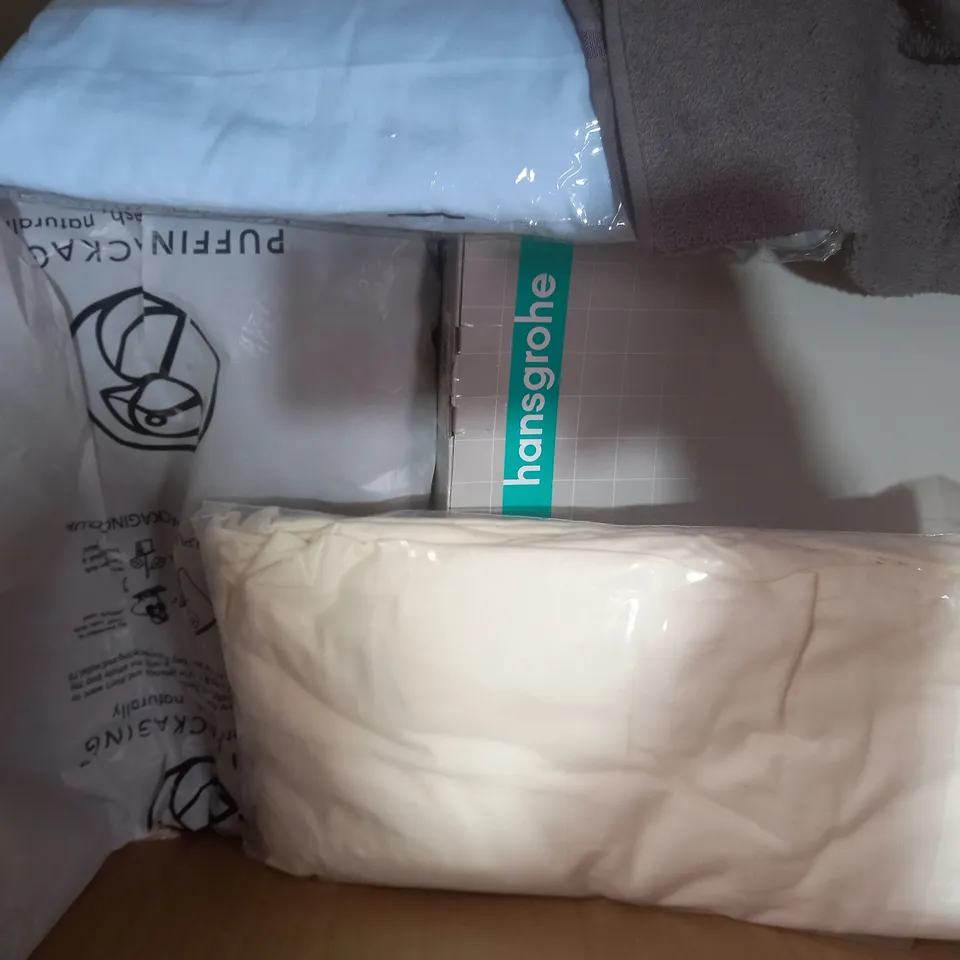 BOX OF APPROXIMATELY 20 ASSORTED HOUSEHOLD ITEMS TO INCLUDE BATTERY JUICE BLENDER, DISPOSABLE BABY BIB, STAINLESS STEEL THERMAL MUG, ETC