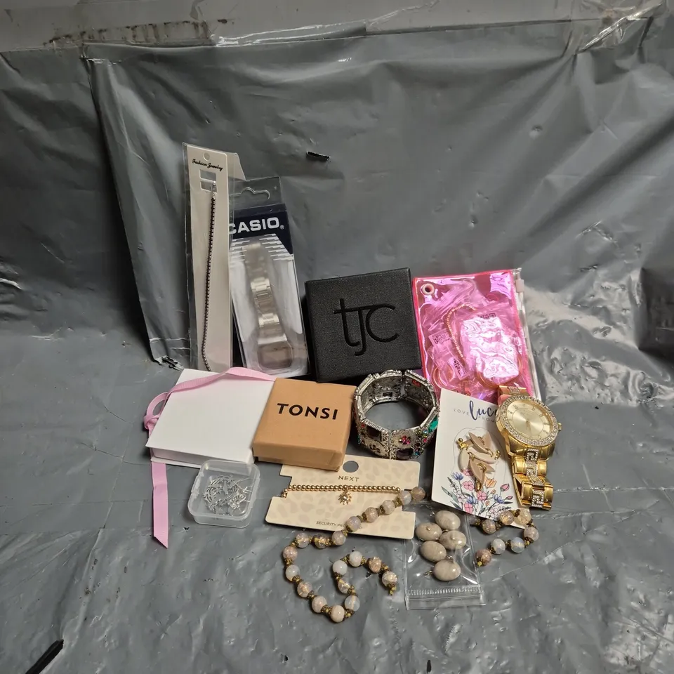 APPROXIMATELY 20 ASSORTED JEWELLERY & ACCESSORY ITEMS TO INCLUDE CASIO WATCH, FLOWER DANGLE EARRINGS, EVRY RINGS, ETC