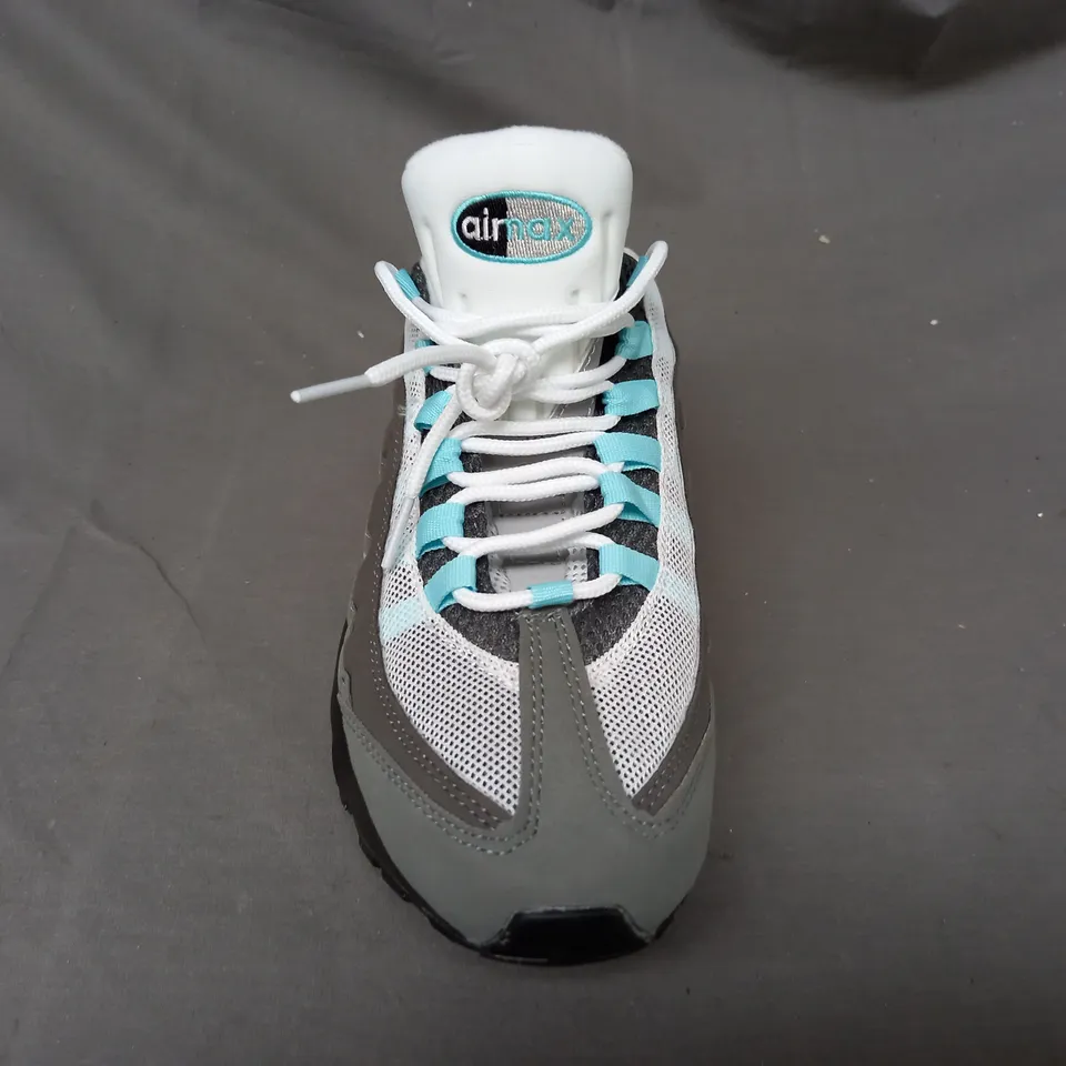 BOXED PAIR OF NIKE AIR MAX SHOES IN WHITE/GREY/CYAN UK SIZE 9