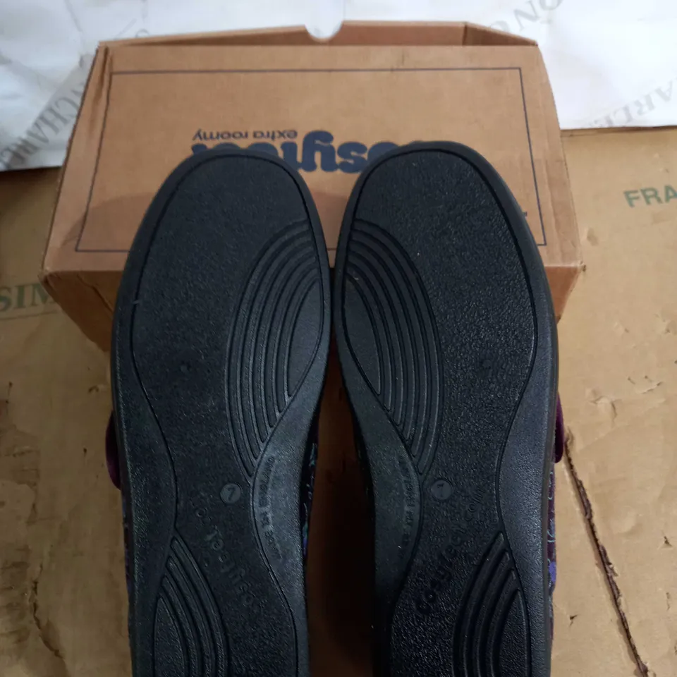 BOXED PAIR OF COSYFEET PLUM FLORAL SLIPPERS SIZE 7