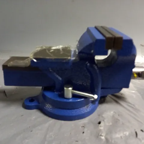 BENCH VISE WITH 360 DEGREE SWIVEL ./ COLLECTION ONLY 