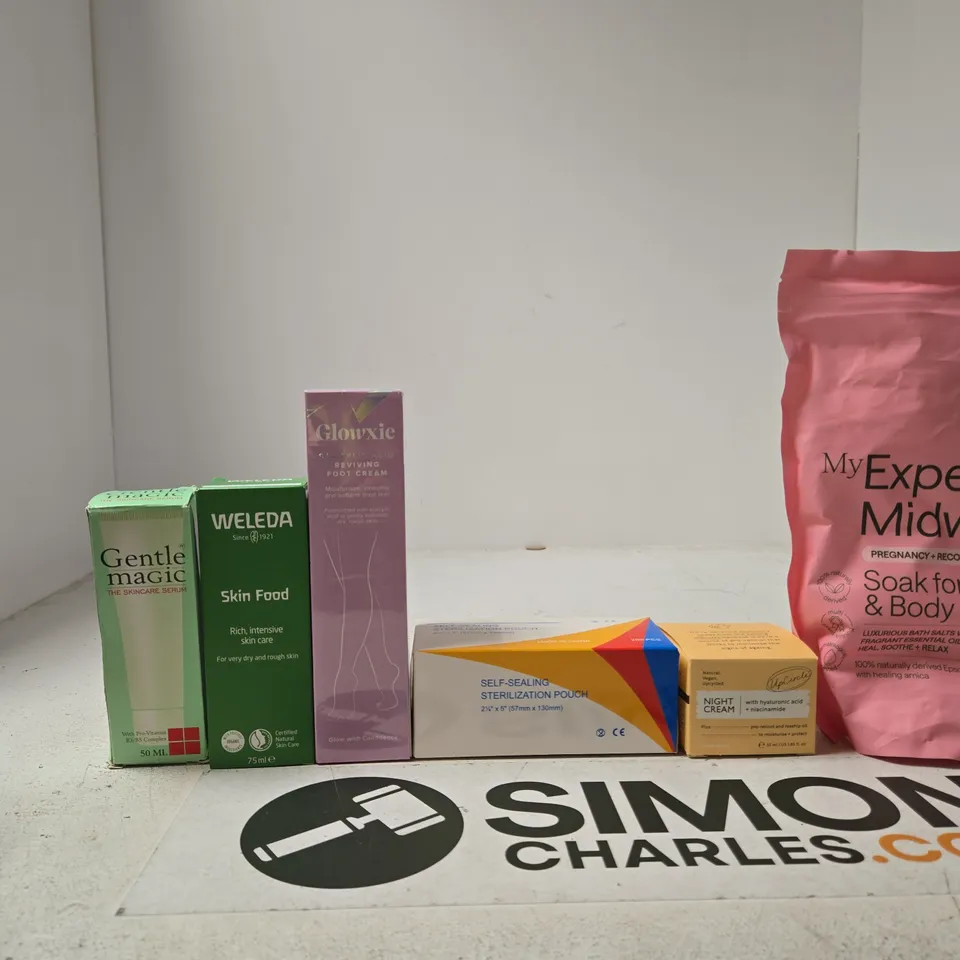 TOTE OF APPROXIMATELY 15 ASSORTED BEAUTY PRODUCTS INCLUDING GENTLE MAGIC THE SKINCARE SERUM, WELEDA SKIN FOOD AND GLOWXIE FOOT CREAM