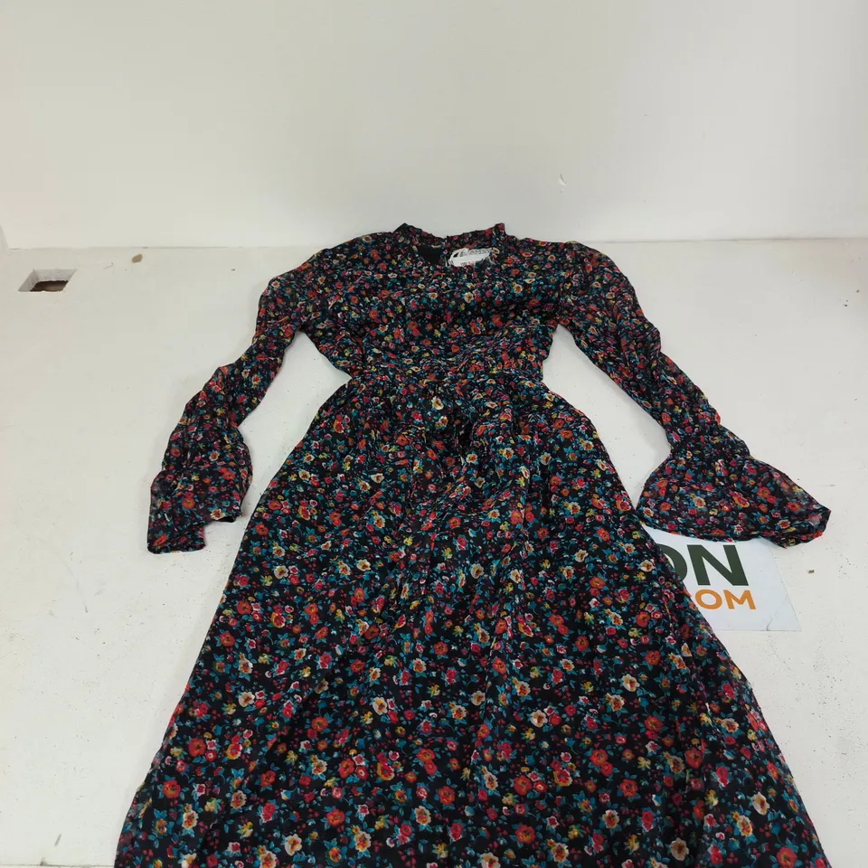 BOX OF APPROXIMATELY 30 ASSORTED CLOTHING ITEMS TO INCLUDE: TAMSY DRESS