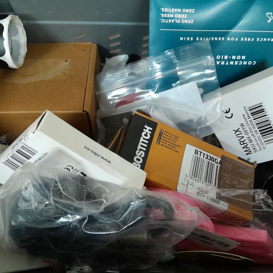 BOX OF APPROXIMATELY 14 ASSORTED ITEMS TO INCLUDE - BLU TACK , SWIMMING GOGGLES , THE LAB CO DETERGENT STRIPS ETC