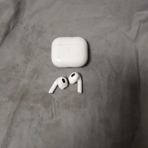 WHITE WIRELESS EARBUDS WITH CHARGING CASE