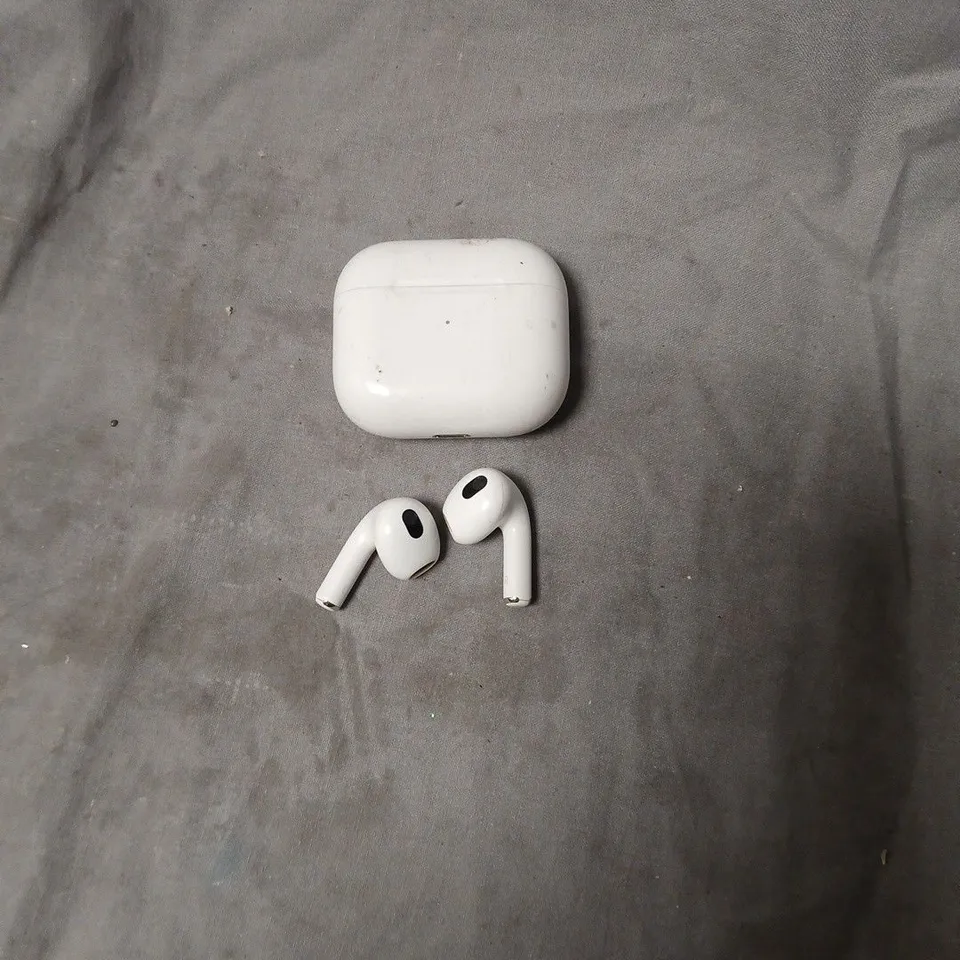 WHITE WIRELESS EARBUDS WITH CHARGING CASE