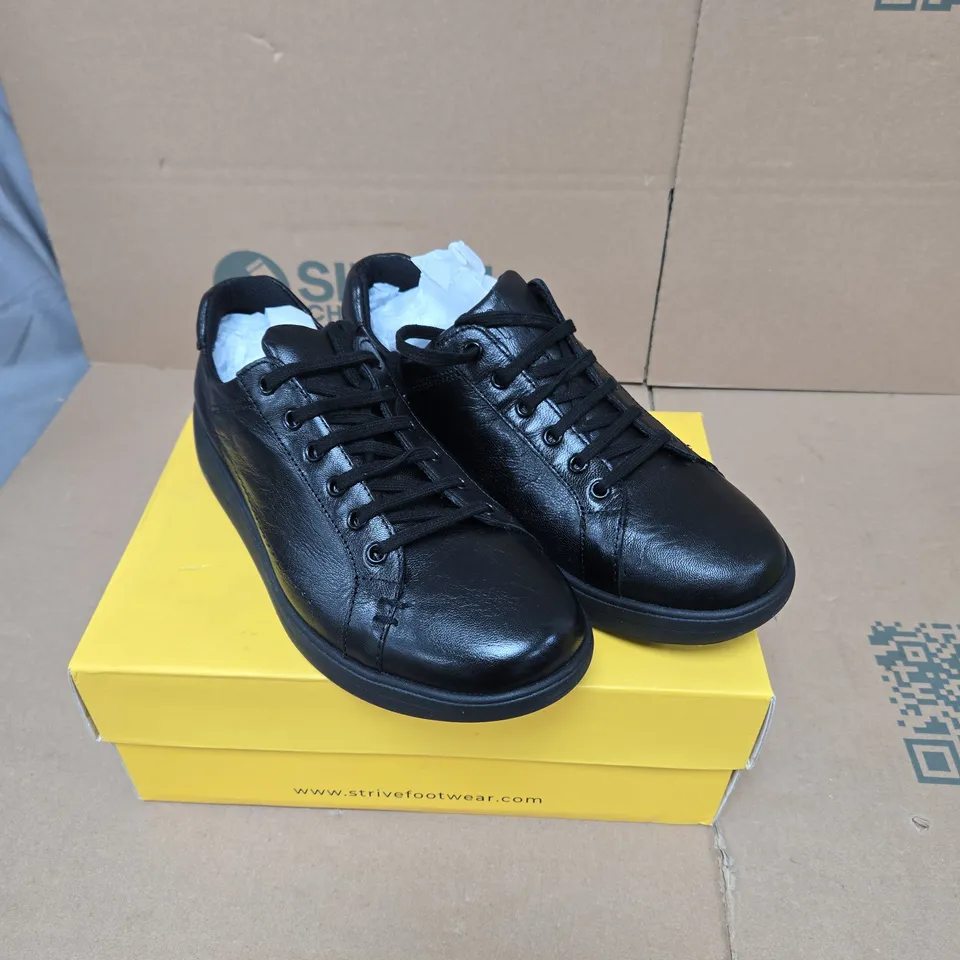 BOXED PAIR OF STRIVE DAKOTA SHOES IN ALL BLACK SIZE UK 5