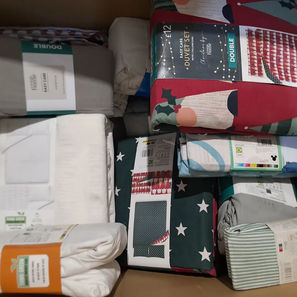 LOT OF APPROXIMATELY 25 ASSORTED BEDDING AND SOFT FURNISHING ITEMS TO INCLUDE DUVETS, SHEETS AND CUSHION