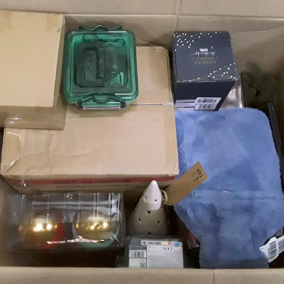 BOX CONTAINING APPROXIMATELY 20 ASSORTED BRAND NEW CHRISTMAS PRODUCTS