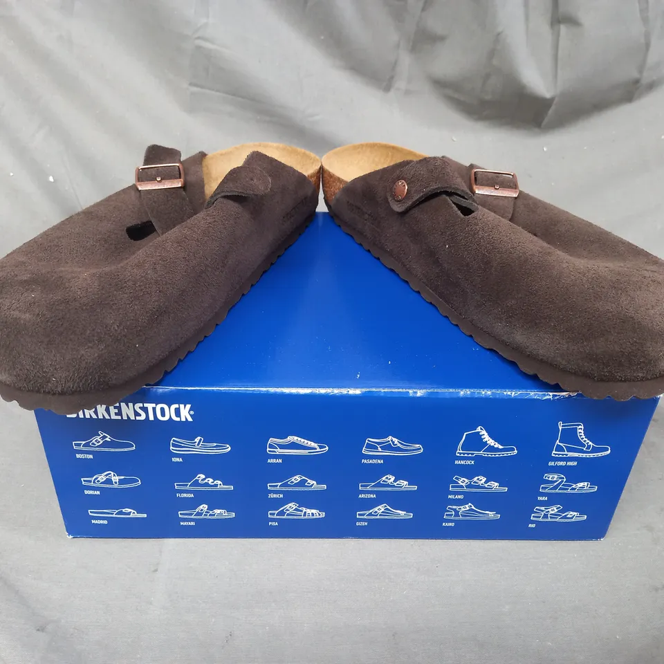 BOXED PAIR OF BIRKENSTOCK BOSTON SHOES IN MOCHA UK SIZE 10.5