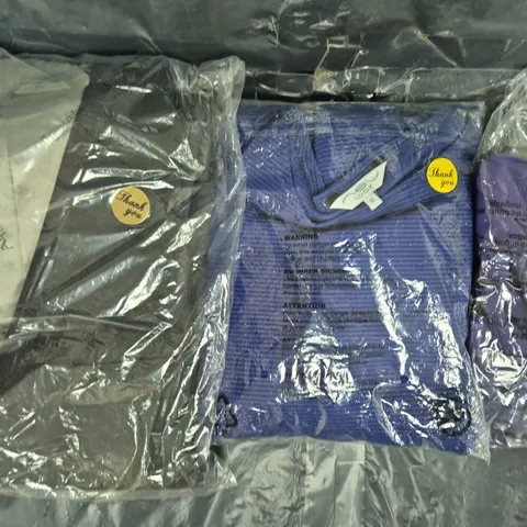 BOX OF APPROXIMATELY 5 ASSORTED CLOTHING AND FASHION ITEMS - VARIOUS COLOURS, SIZES AND STYLES