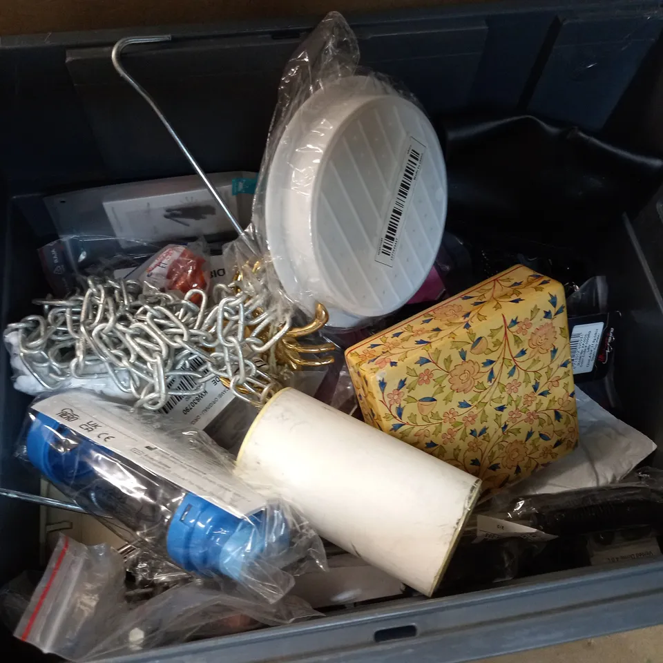 LOT OF APPROXIMATEY 12 ITEMS TO INCLUDE AIR DUSTER, DOOR KNOCKER, LED GLASS WARM BULB