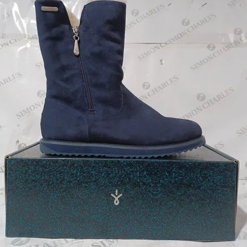BOXED PAIR OF EMU AUSTRALIA "GRAVELLY" LEATHER BOOTS - UK SIZE 7, MIDNIGHT