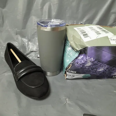 BOX OF APPROXIMATELY 5 ASSORTED ITEMS TO INCLUDE - FLASK , EVERYDAY FLATS SIZE 6 , SOLAR LIGHT ETC