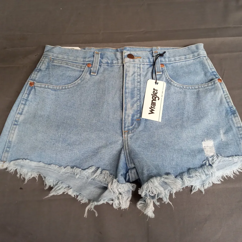 WRANGLER REWORKED FRAYED HEM JEAN SHORT IN LIGHT INDIGO SIZE 28W