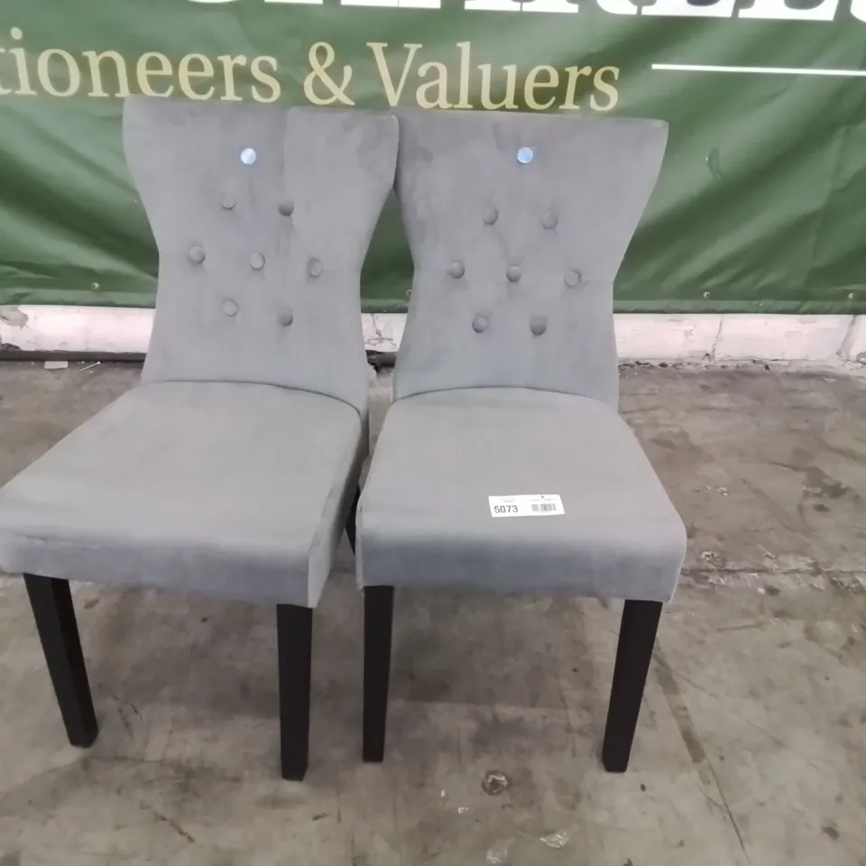 PAIR OF DESIGNER RENZO UPHOLSTERED BUTTONED RING BACK DINING CHAIRS BLACK LEGS
