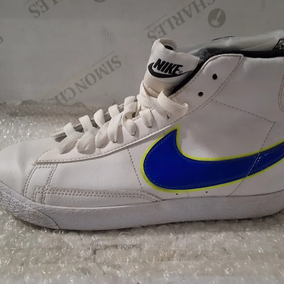 NIKE WHITE HIGH-TOP SNEAKERS – UK 6 (US 6.5Y) 