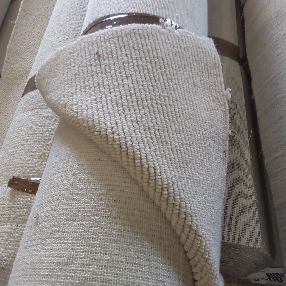 ROLL OF QUALITY BEACHCOMBER STRAND PEBBLE CARPET - APPROXIMATELY 4 x 4.3m