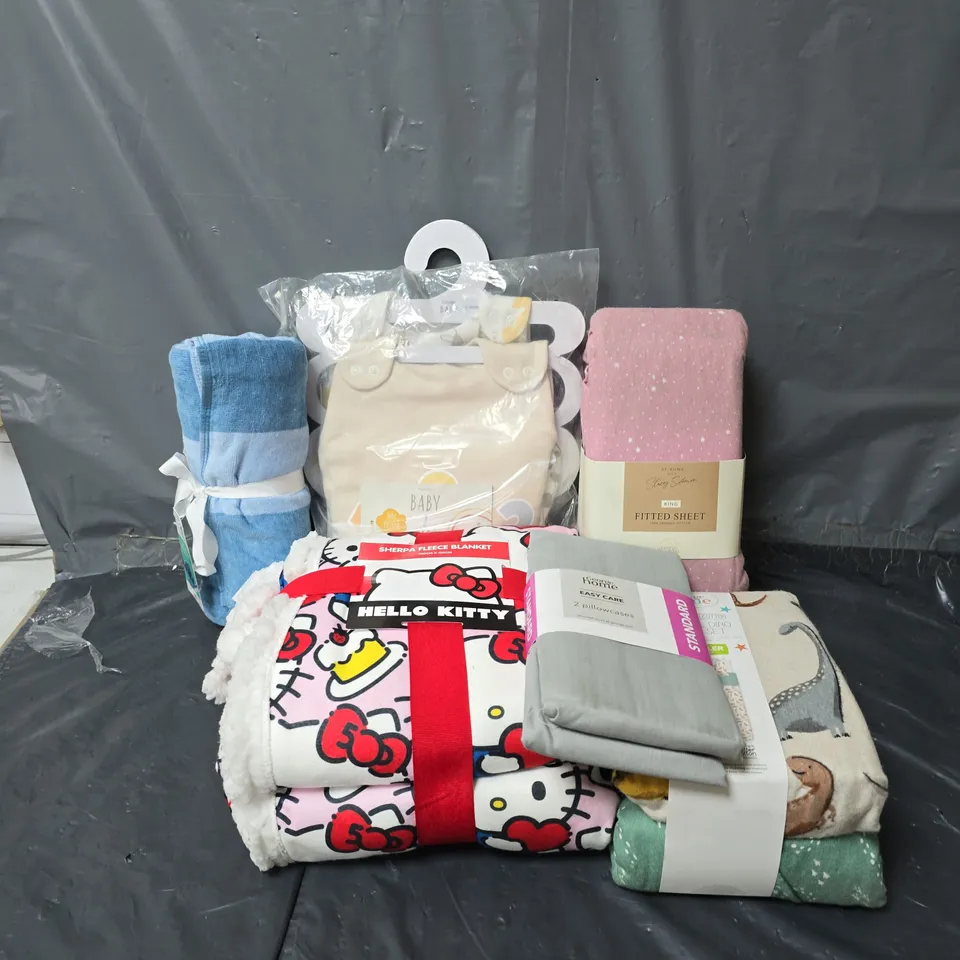 APPROXIMATELY 20 ASSORTED HOMEWARE ITEMS TO INCLUDE STACEY SOLOMON KING FITTED SHEET, EASY CARE 2 PILLOWCASES, HELLO KITTY SHERPA FLEECE BLANKET, ETC 