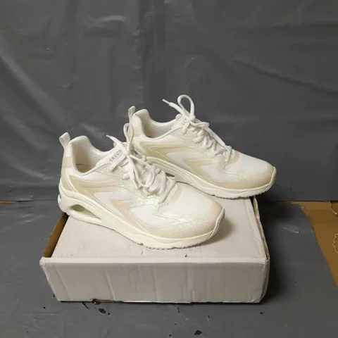 SKECHERS TRES AIR TRAINERS - WHITE - SIZE 5.5