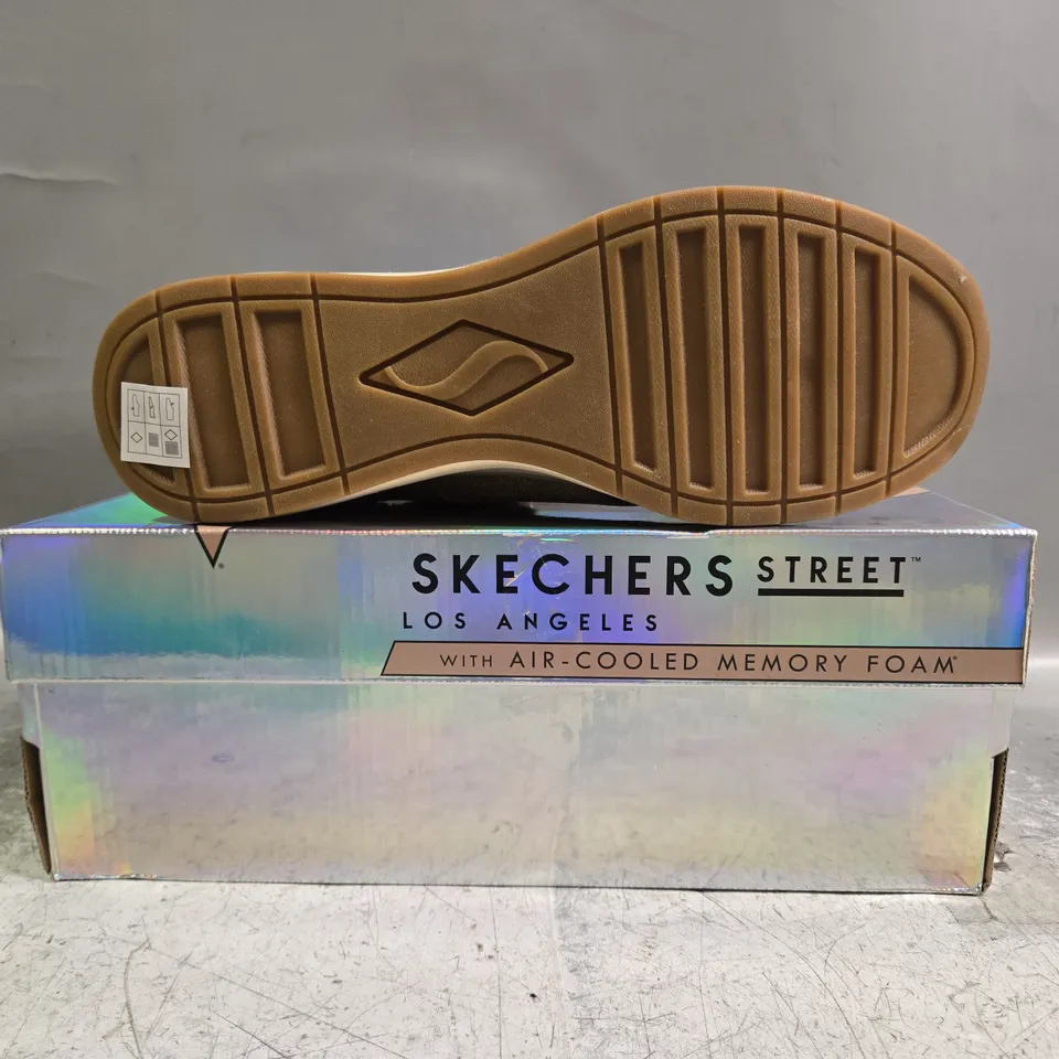 BOXED PAIR OF SKECHERS SHOES IN TAUPE W. GLITTER EFFECT SIZE UK 8