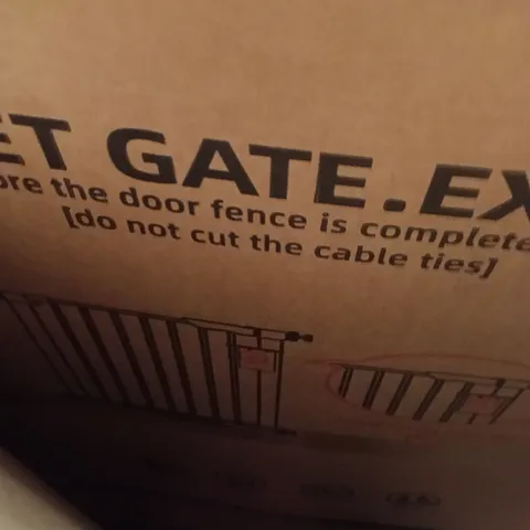 PALLET OF ASSORTED ITEMS INCLUDING - PET GATE, TRAY