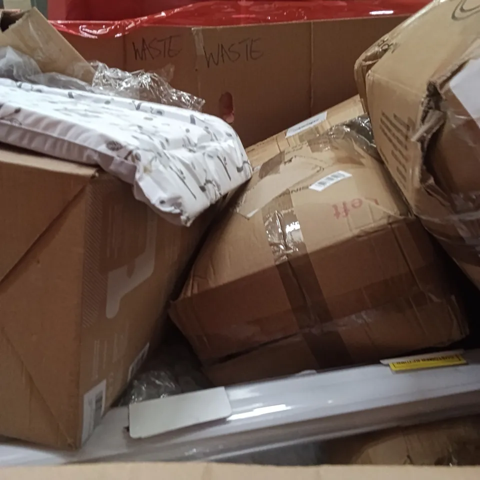 PALLET OF ASSORTED ITEMS TO INCLUDE - CAT CARRIER, GARDEN CHAIR, CURTAIN BLIND 