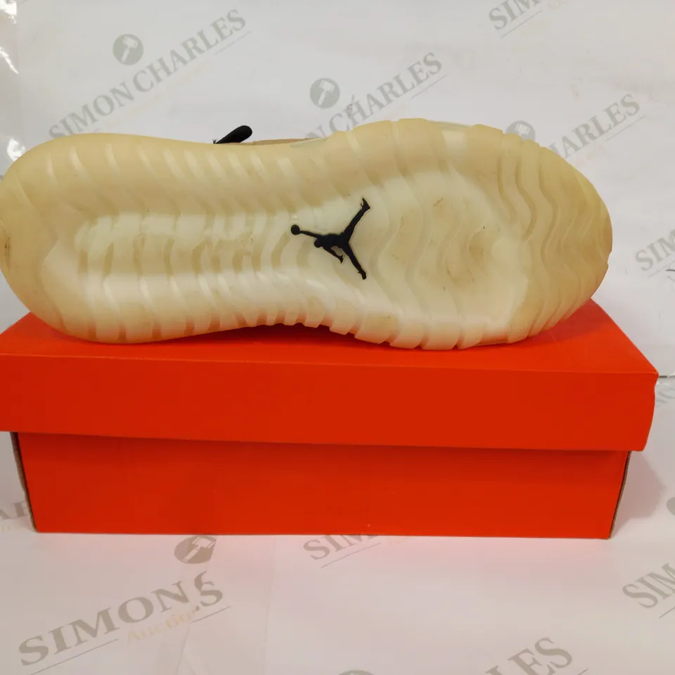 BOXED PAIR OF NIKE AIR MAX 000 23 SHOES IN GOLD COLOUR UK SIZE 8.5