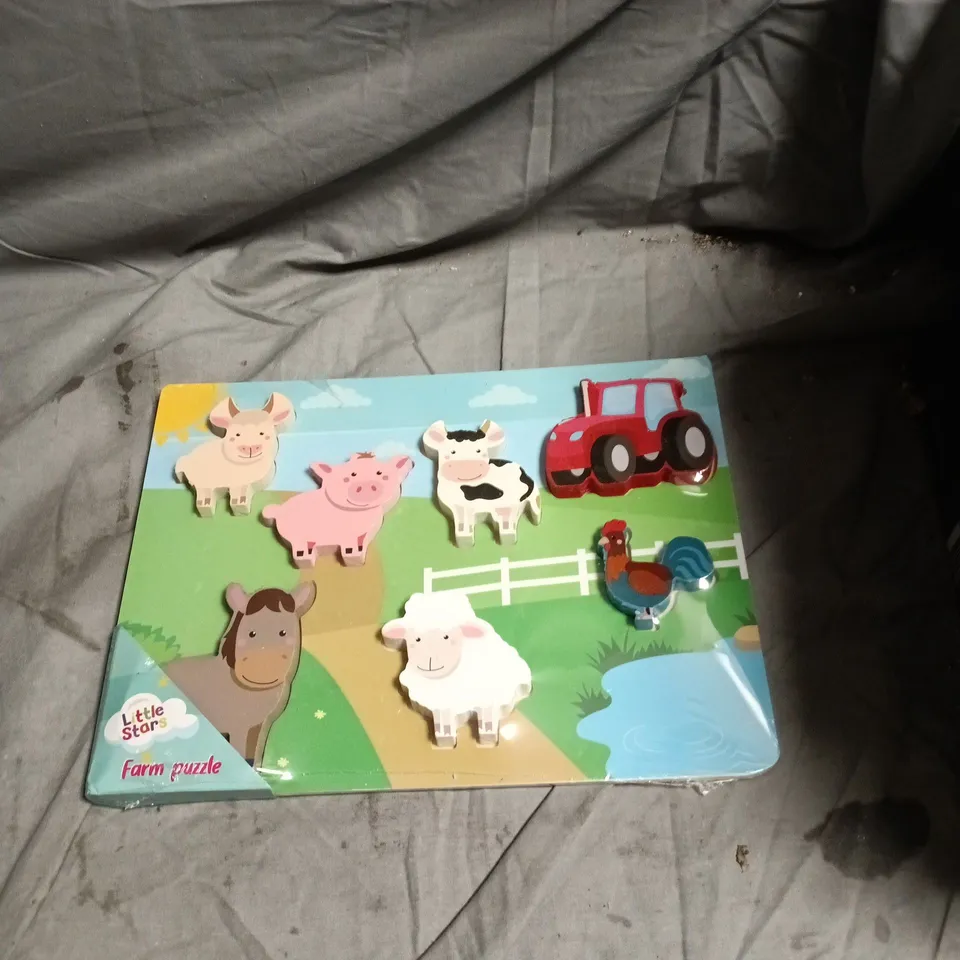 BOX OF APPROXIMATELY 20 ASSORTED TOYS AND FANCY DRESS ITEMS INCLUDING FARM PUZZLE , NICROHOME DECORATIONS AND TOY POLICE CAR 